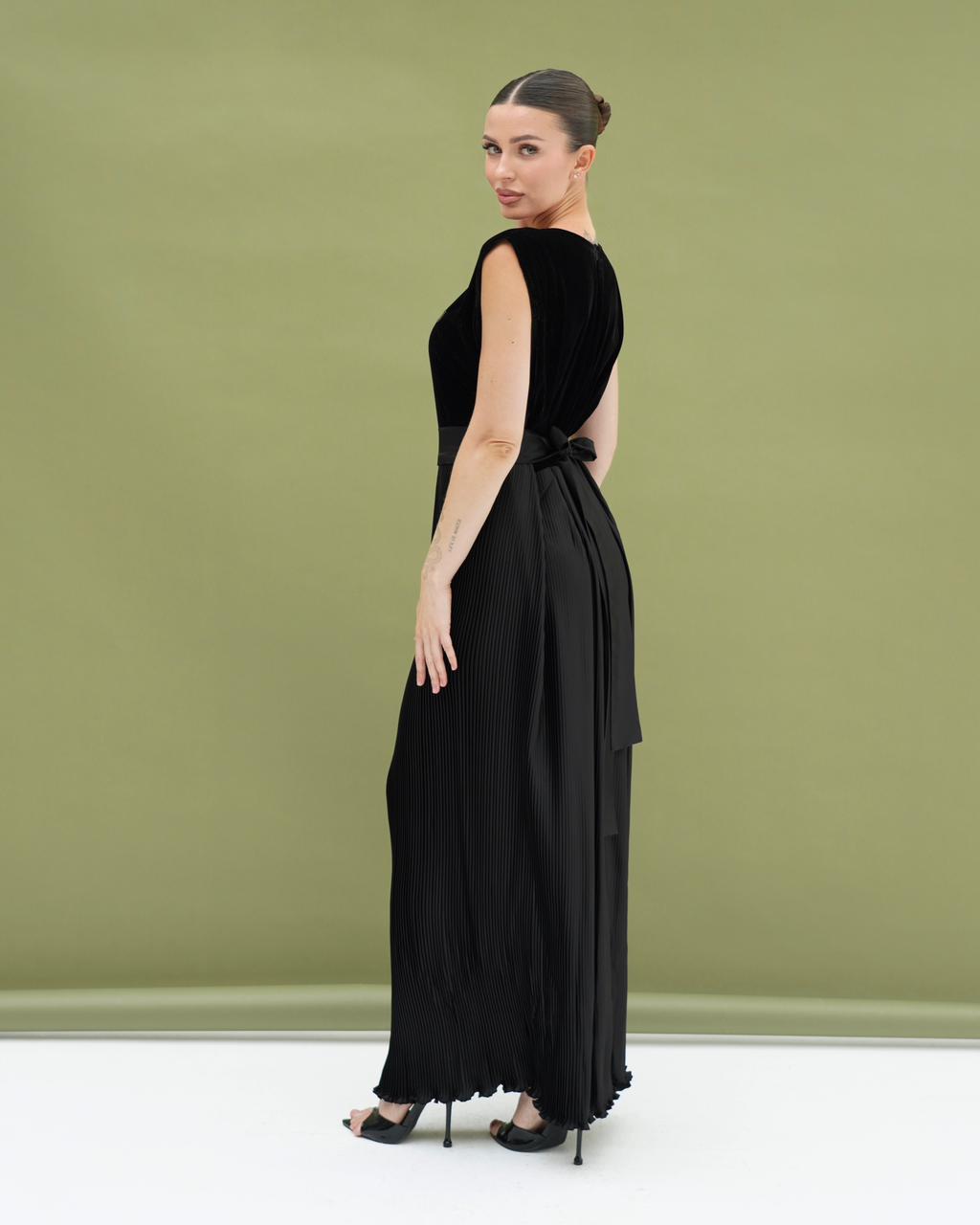 THE NAYA | Black Cut Sleeve